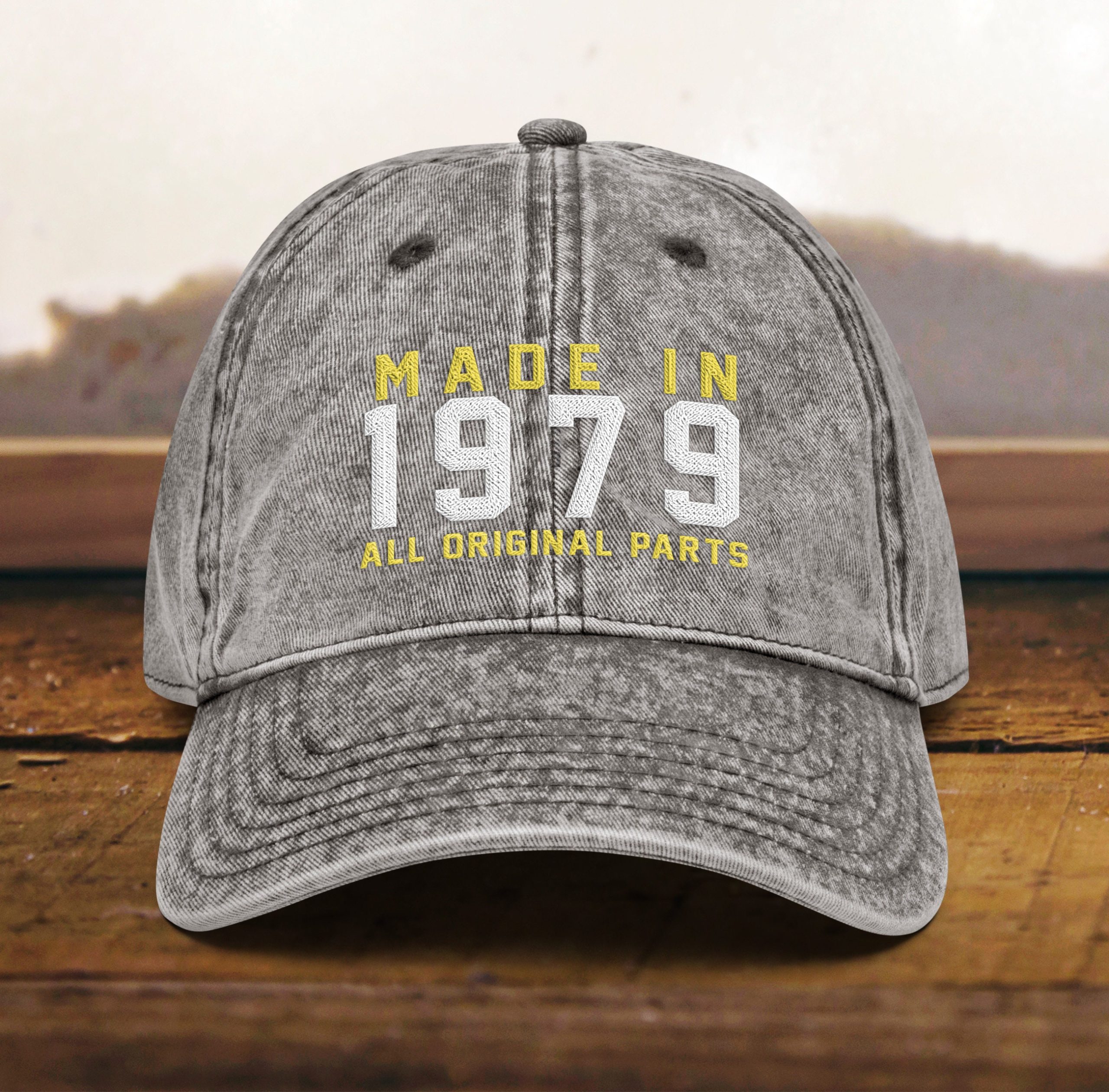 Mütze zum 45. Geburtstag Vintage Stil, bestickt, Geboren 1979, Baumwoll Twill Kappe mütze zum 45. geburtstag vintage stil, bestickt, geboren 1979, baumwoll twill kappe 1478 scaled